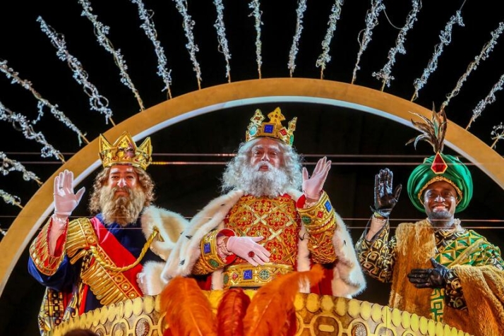 Los Reyes Magos saludan a su llegada al Centro Conde Duque, en Madrid en enero de 2021. Foto: EP